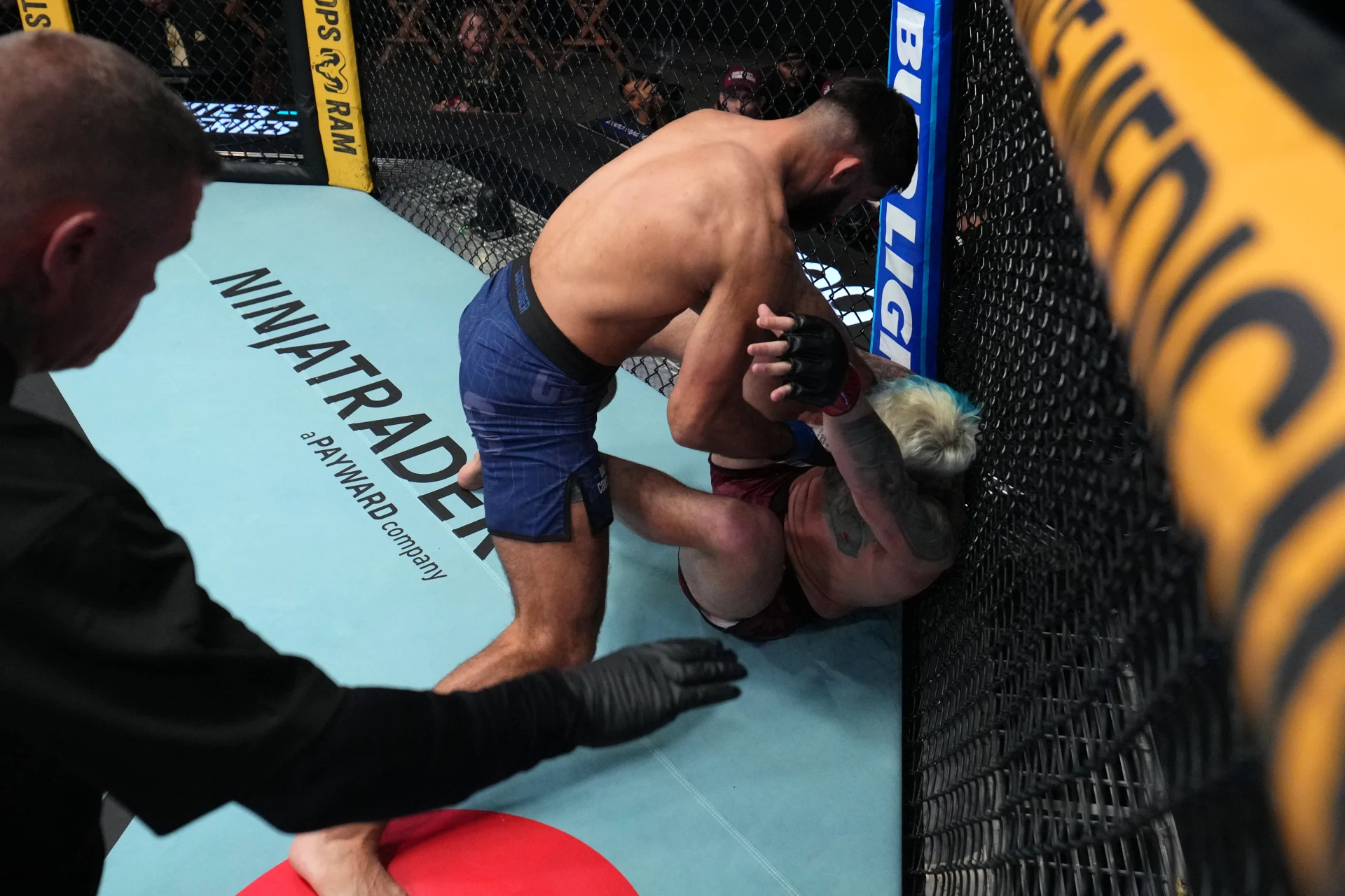 DWCS Week 3のミドル級で対戦したニック・ガランティとカルロス・ペトルゼラ