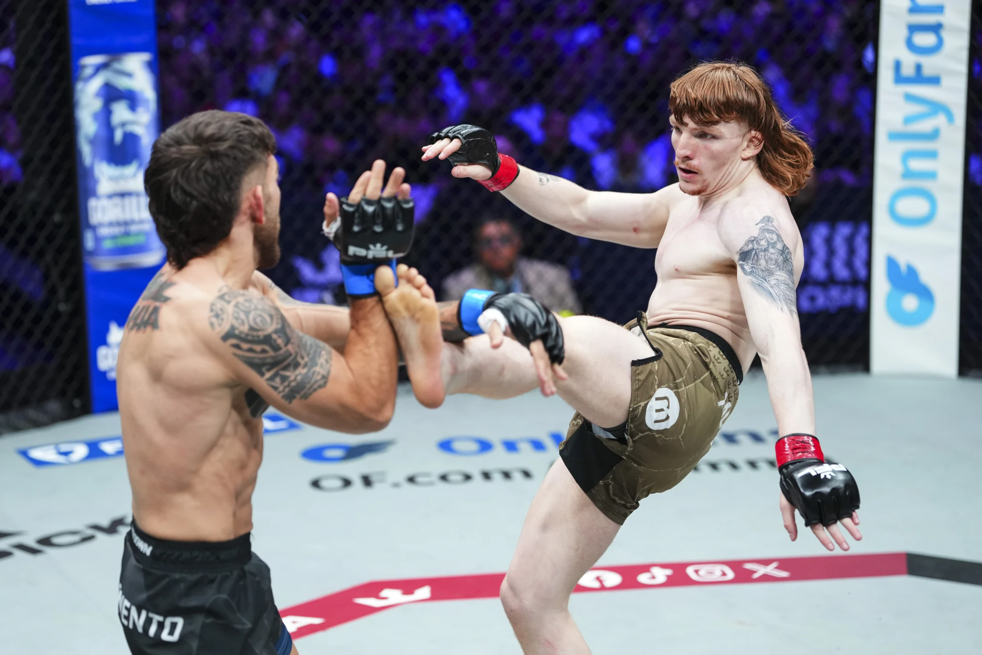 ルイス・マクグリレンと対峙するラファエル・ド・ナシメント