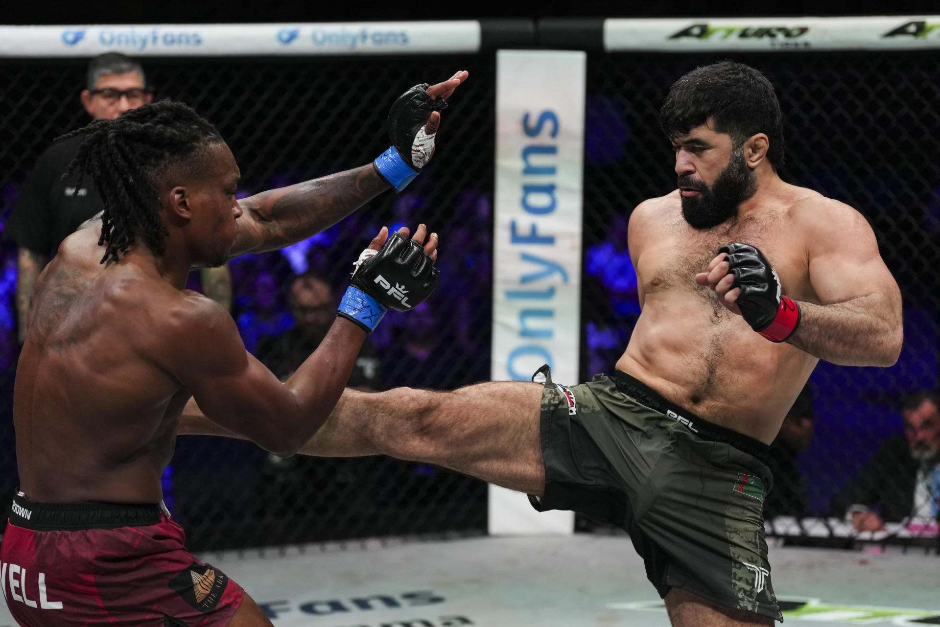 PFL Charlotteのライトヘビー級上位対決を制したシメオン・パウエル