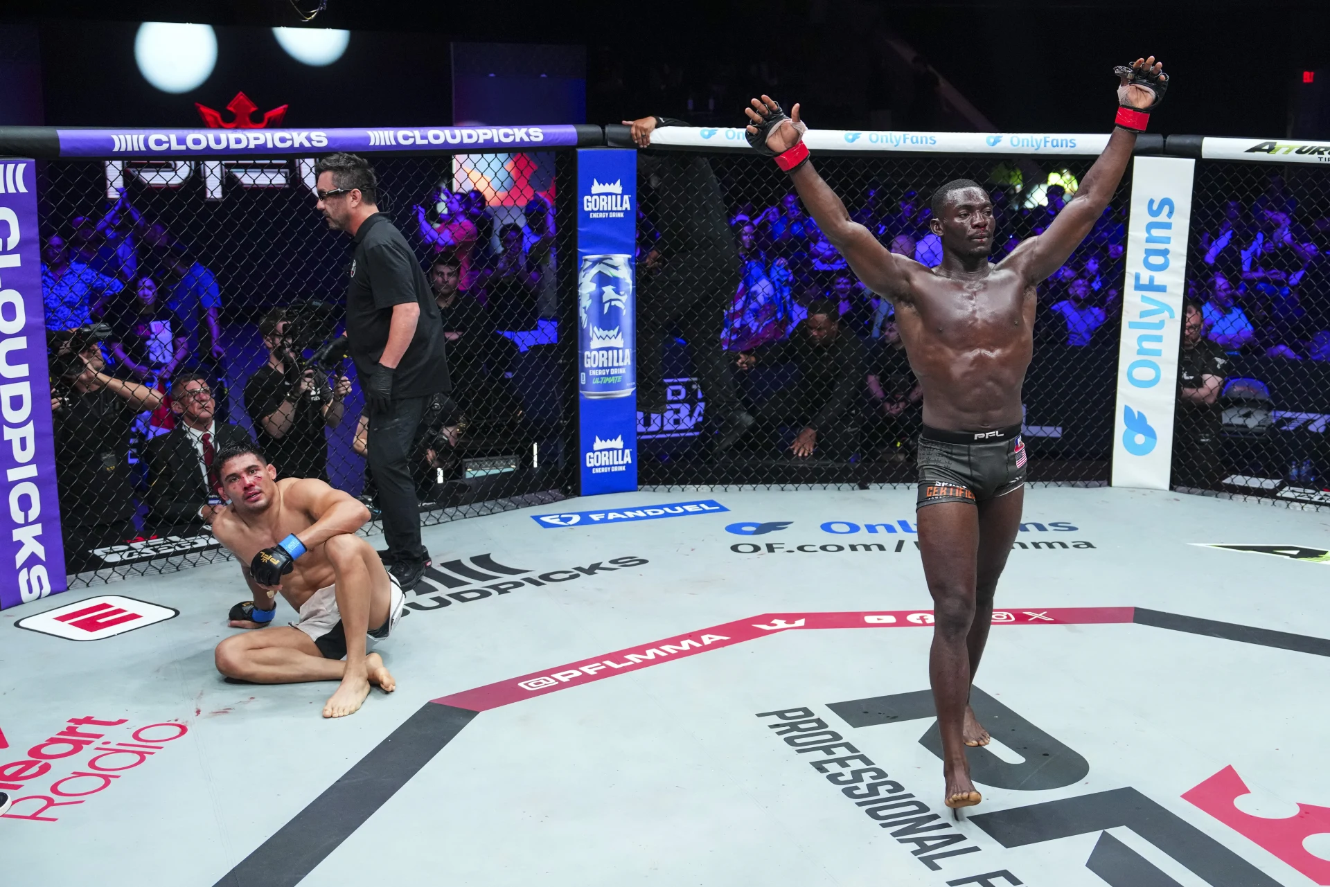 TKO勝利直後に両手を上げるサッド・ジーン
