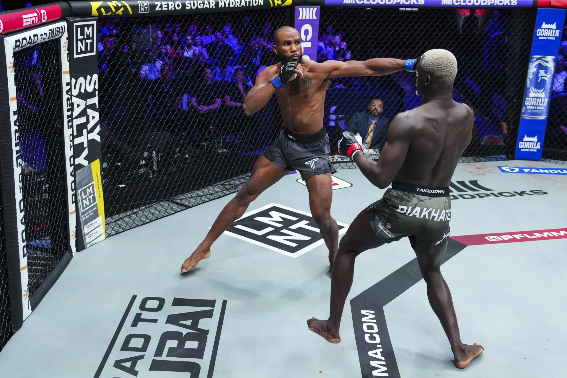 ダリル・ウォーカーと対峙するムスタファ・ディアカテ