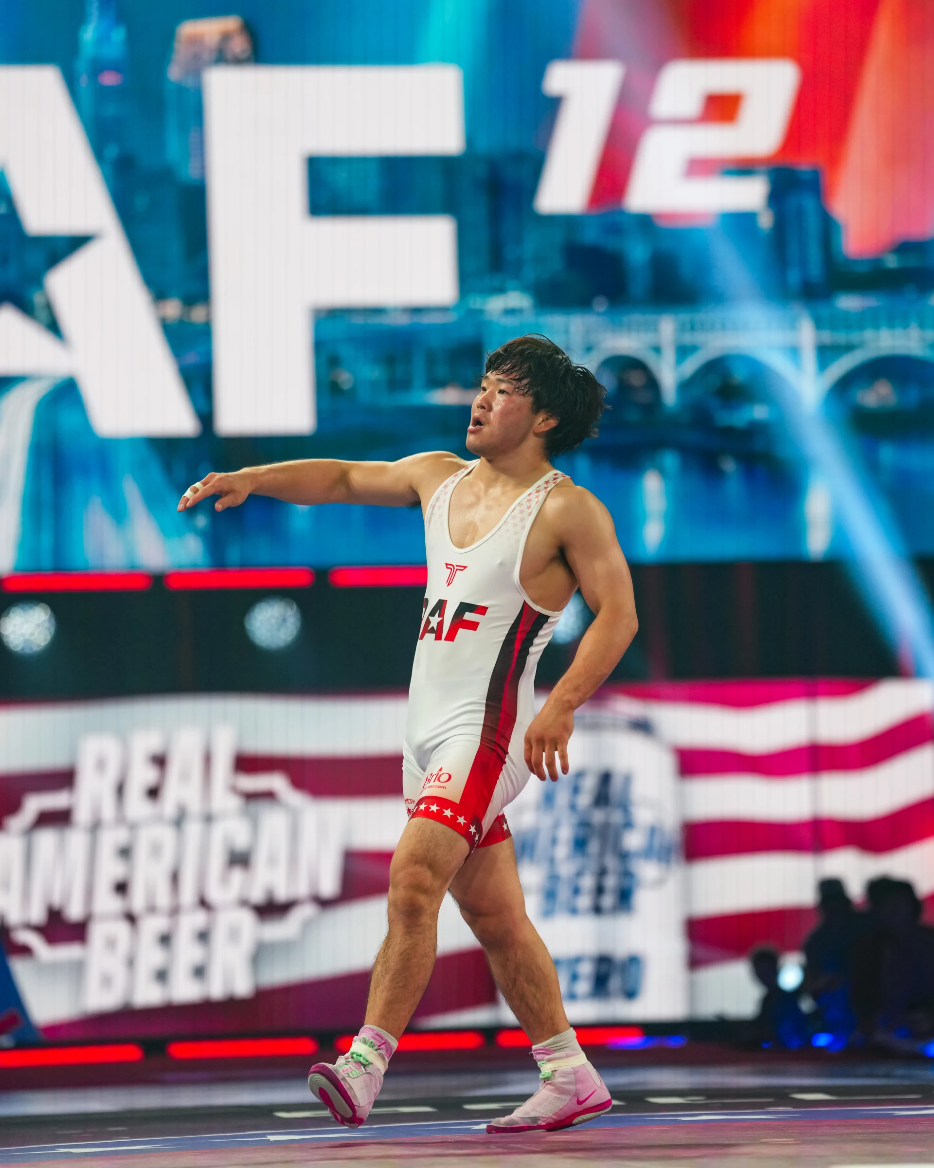RAF 12でベン・ダビノを4-0で下した小野正之助