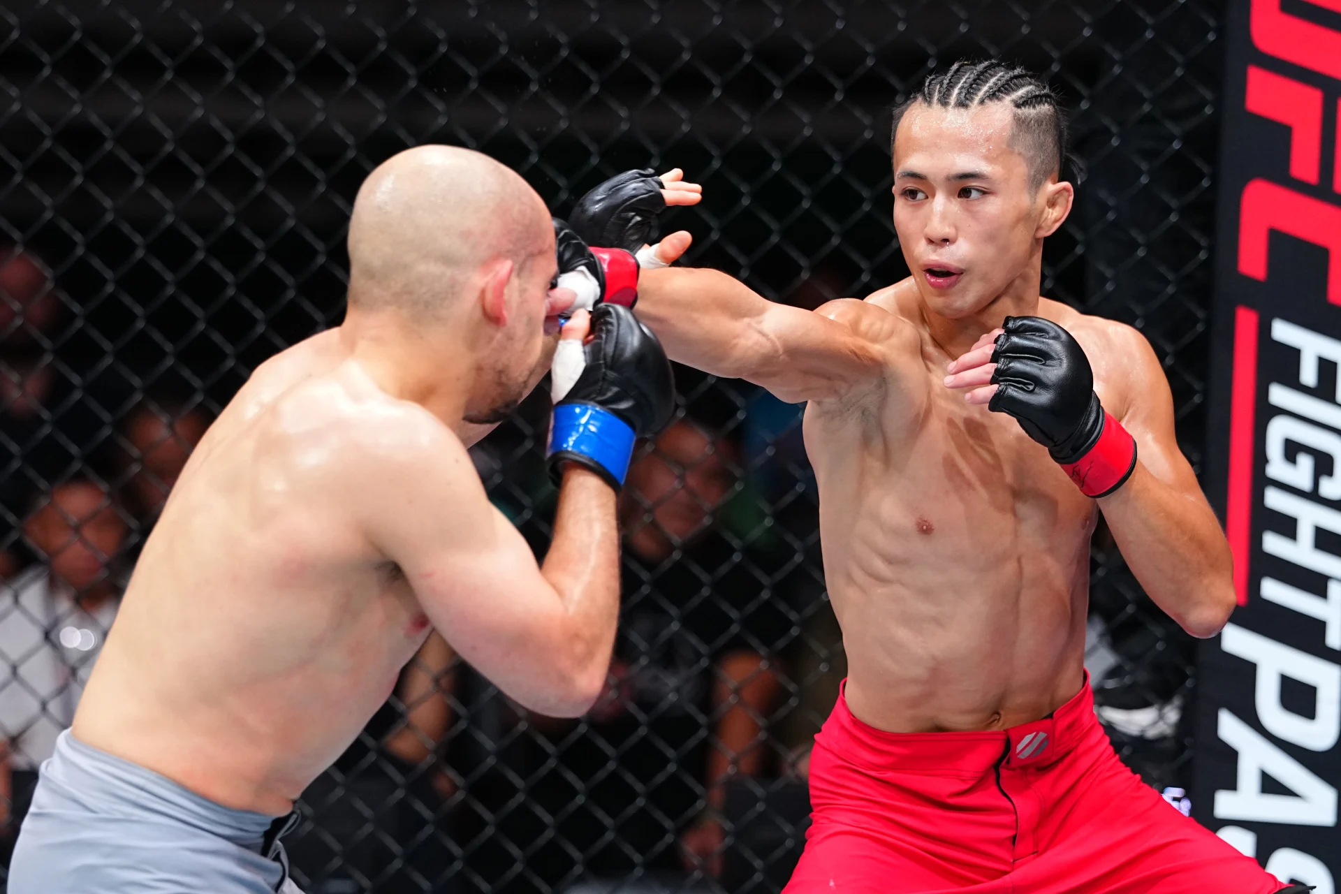 右ストレートを放つ鈴木崇矢