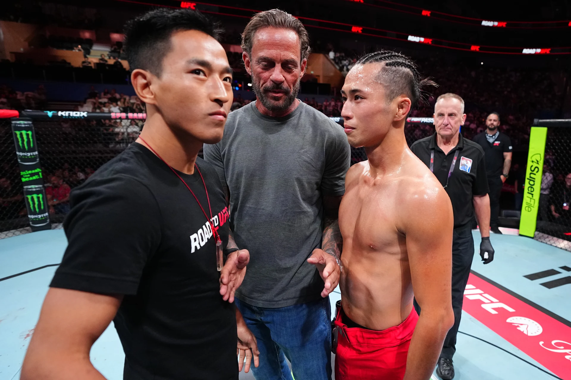 決勝で対戦する鈴木崇矢とジー・ニウシュイエのフェイスオフ
