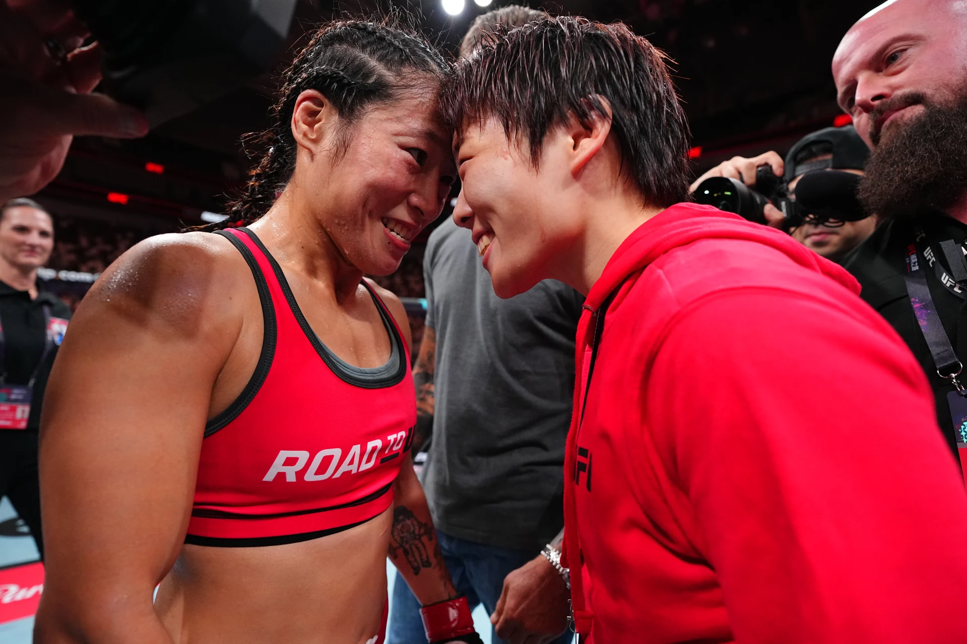 決勝で対戦するメン・ボーとパク・ボヒョンのフェイスオフ