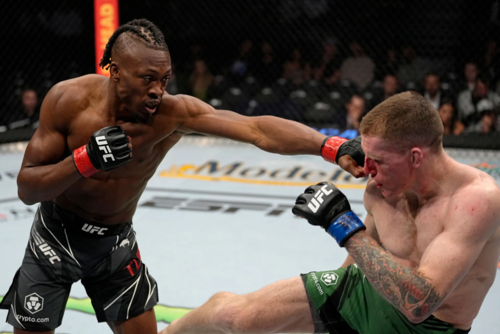 UFC 272でジェイミー・ムラーキーに右を当てる場面