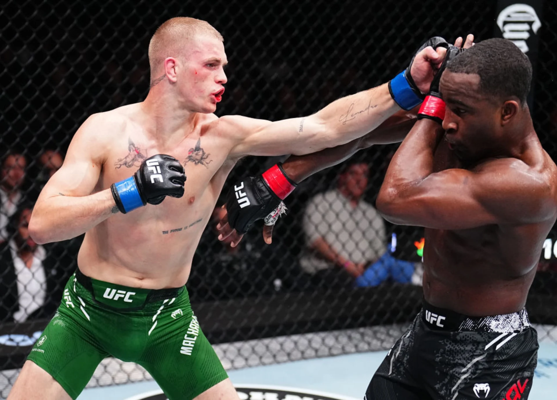 UFC 298でジェフ・ニールに右を当てる場面