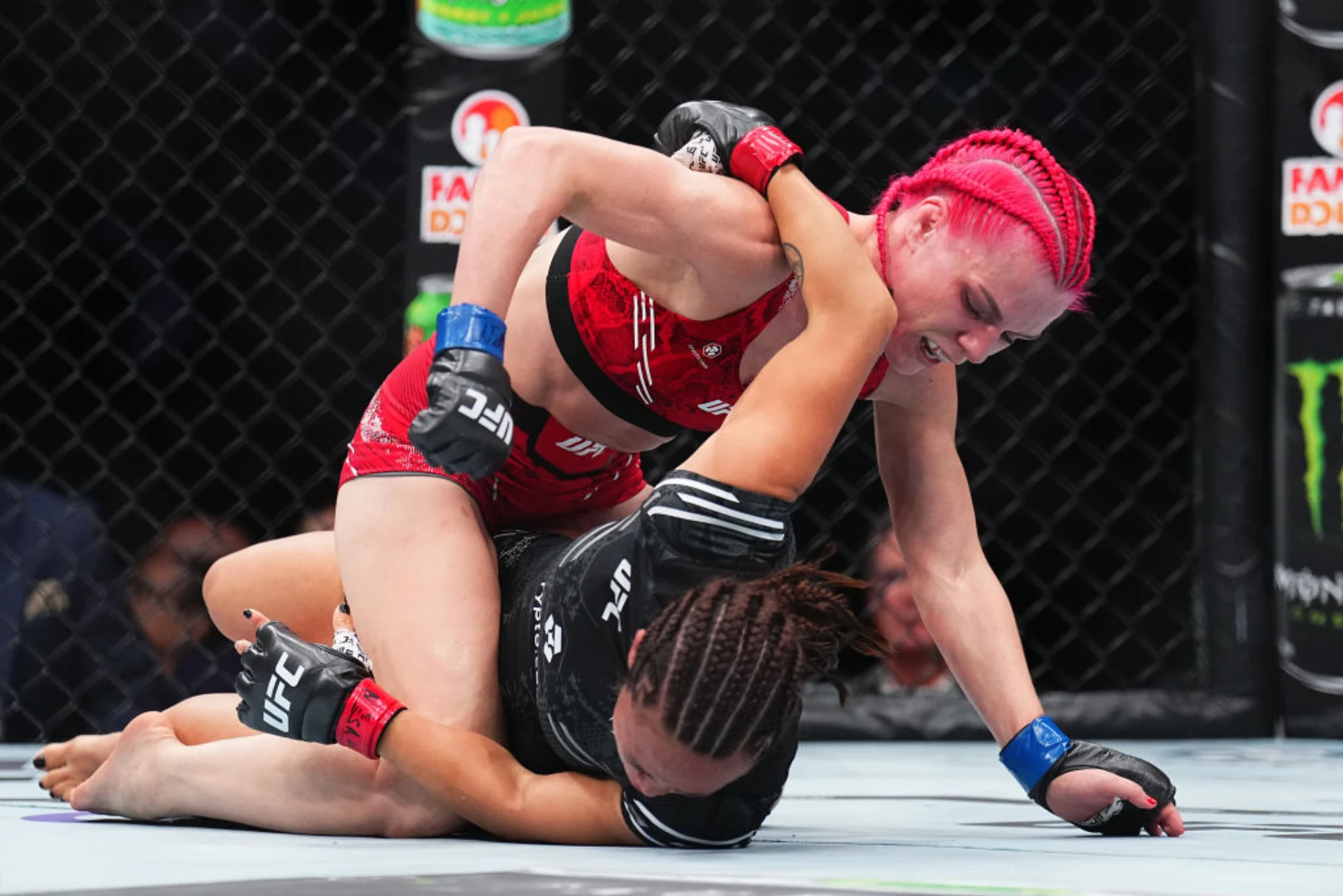 UFC 303でグラウンドから攻める場面