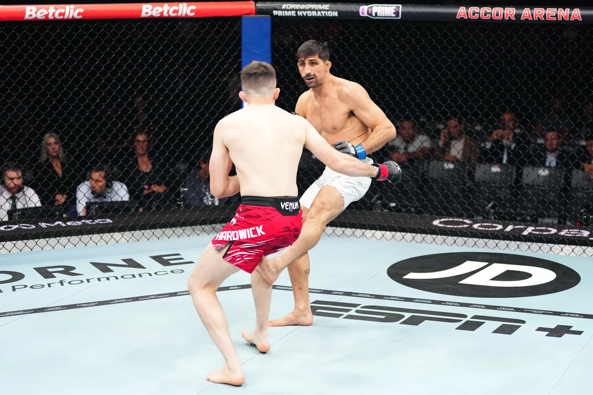UFCパリでハリー・ハードウィックにローキックを当てる場面