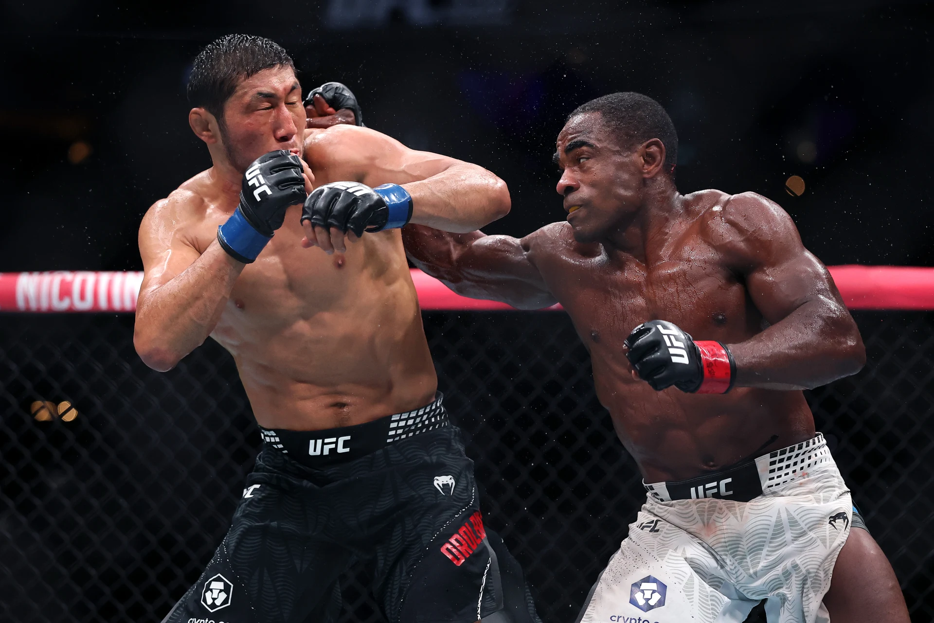 ジェレマイア・ウェルズがオロルバイに3R一本勝ち、劣勢からニンジャチョークで逆転
【UFC 330】