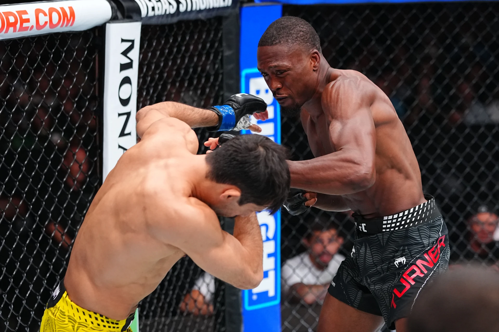 ジェイリン・ターナーがフェルナンデシュを39秒KO 強烈なパンチで一気に決着
【UFC 330】