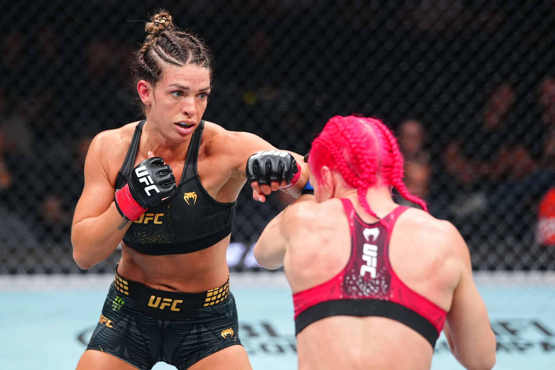 マッケンジー・ダーンがロバートソンに判定勝ち 5Rの攻防を制して王座初防衛
【UFC 330】