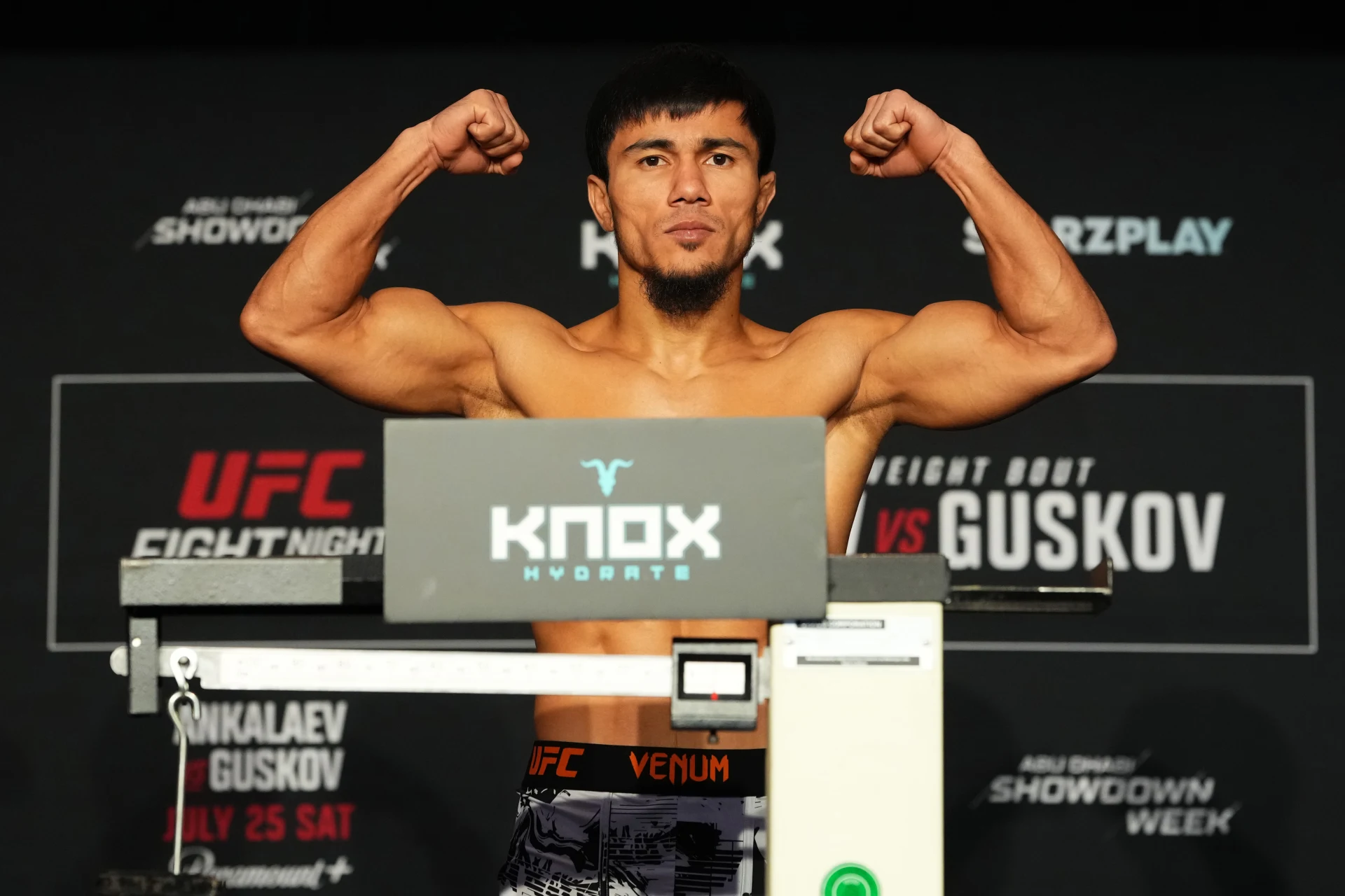 UFCファイトナイト・アブダビ公式計量に臨むラマザン・テミロフ