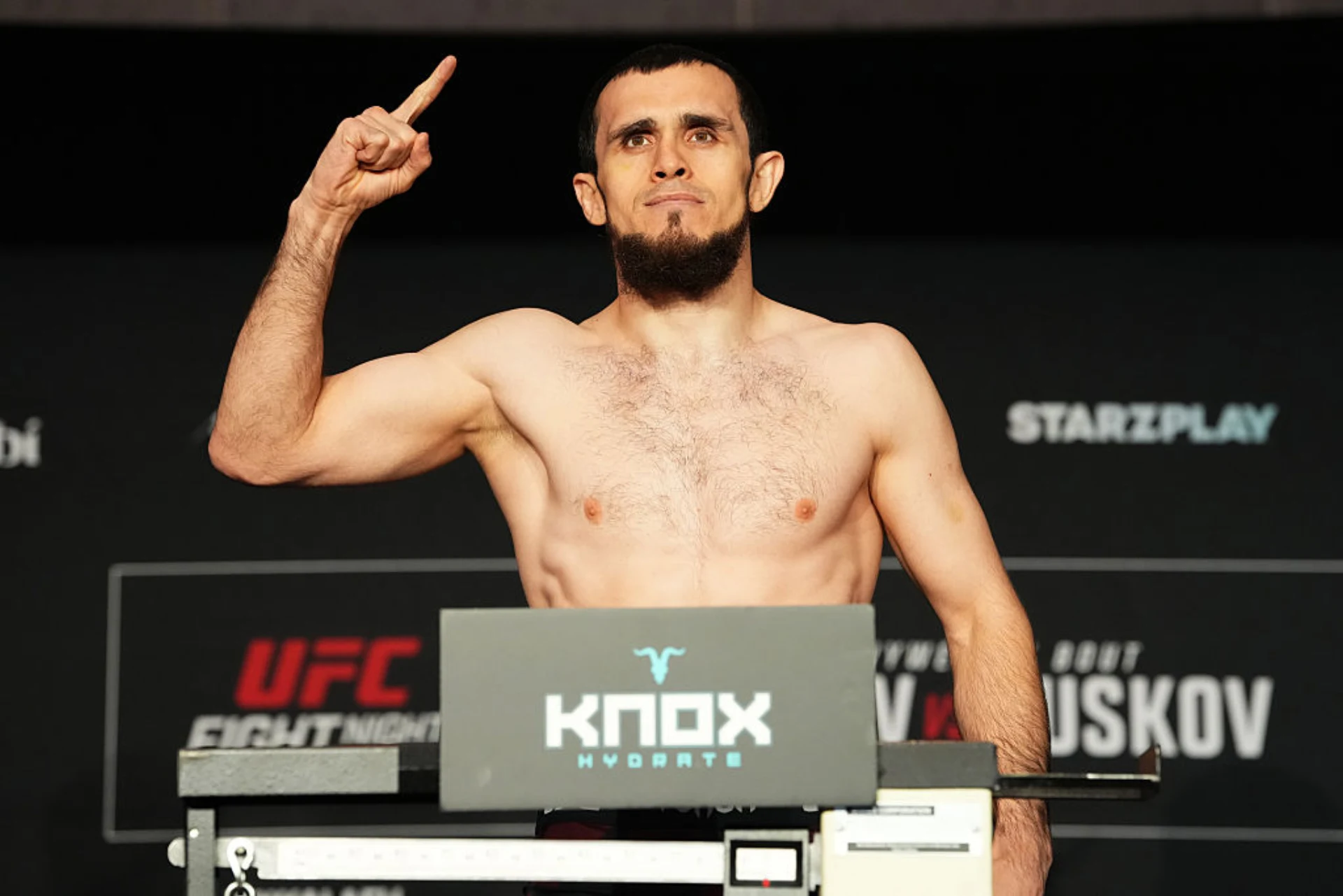 UFCファイトナイト・アブダビ公式計量に臨むマゴメド・ザイヌコフ
