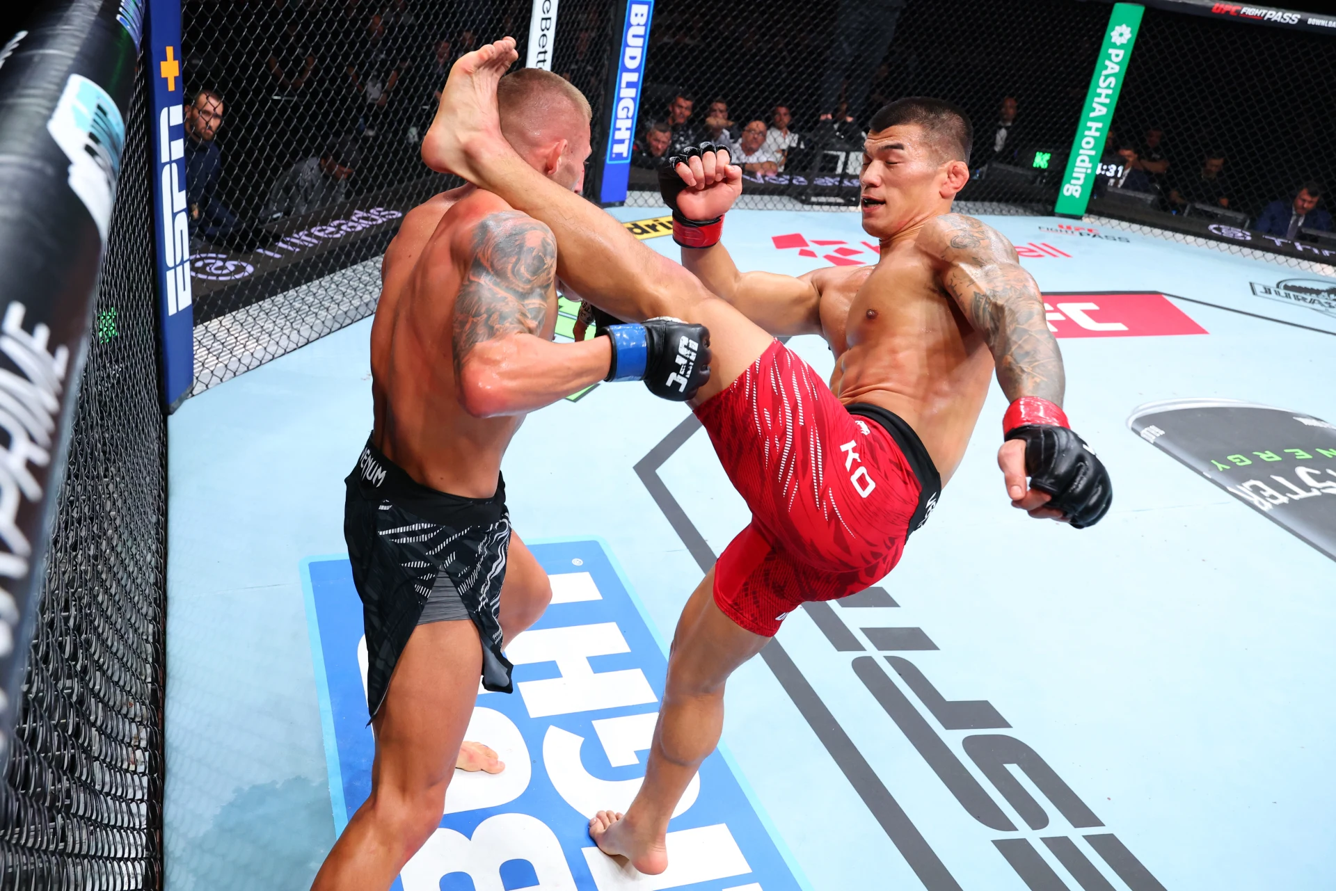UFCデビュー戦でオーバン・エリオットに蹴りを放つコ・ソクヒョン