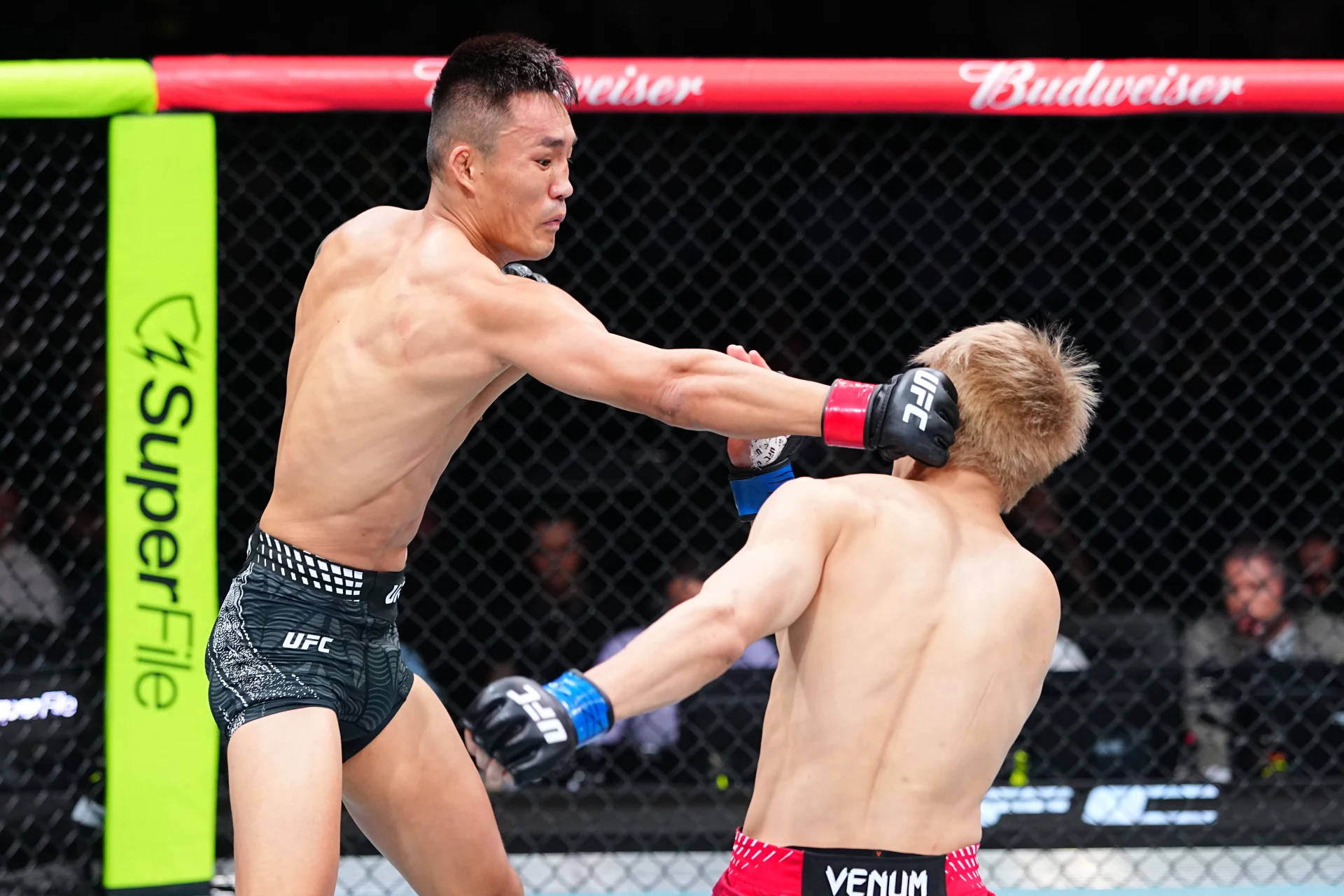 右のパンチを放つアオリ・チロン