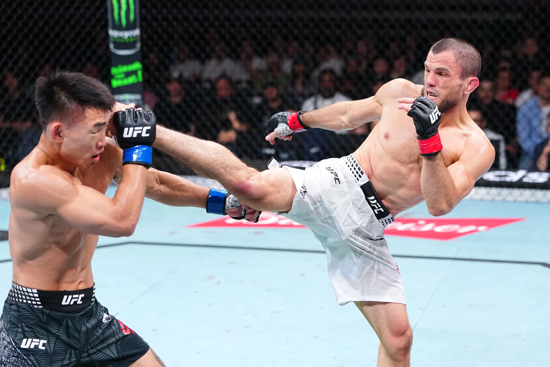 右ハイキックを放つウマル・ヌルマゴメドフ